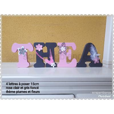 Lettre en bois à poser de 15CM thème plumes et fleurs