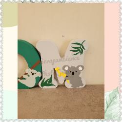 Lettre en bois à poser de 15CM thème koalas et eucalyptus